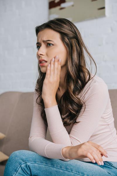 woman experiencing tooth pain